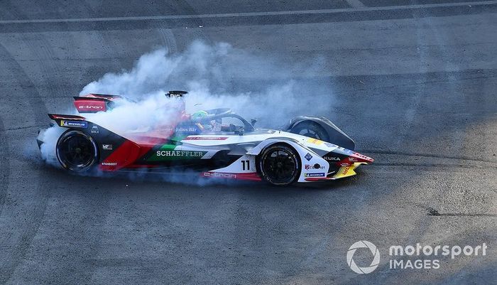 Lucas Di Grassi, Audi Sport ABT Schaeffler, Audi e-tron FE05 haciendo donuts para celebrar la victoria