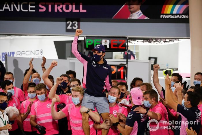 Ganador Sergio Pérez, Racing Point celebra con el equipo