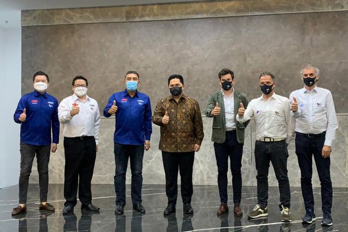 Cahyadi Wanda, Vice President Director of MGPA, Ricky Baheramsjah, CEO Mandalika Grand Prix Association, MGPA, Abdulbar M. Mansoer, President Director ITDC, Erick Thohir, Minister of State Owned Enterprises, Carlos Ezpeleta, Dorna Sports Managing Director, Loris Capirossi, y Franco Uncini