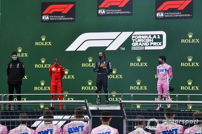 Podio: ganador y campeón del mundo Lewis Hamilton, Mercedes-AMG F1 con Toto Wolff, Director Ejecutivo Mercedes AMG, segundo lugar Sergio Pérez, Racing Point, y tercer lugar Sebastián Vettel, Ferrari