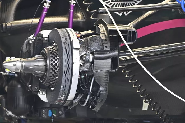 Detalle del disco de freno del Aston Martin AMR21