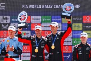 Podio: Ganadores Sébastien Ogier, Vincent Landais, Toyota Gazoo Racing WRT Toyota GR Yaris Rally1
