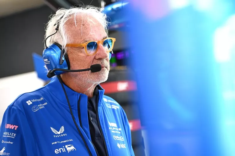 Flavio Briatore, conseiller exécutif d'Alpine F1, regarde dans le garage.