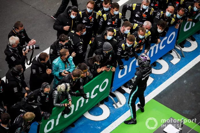 Race Winner Lewis Hamilton, Mercedes-AMG F1 celebrates in Parc Ferme with his team