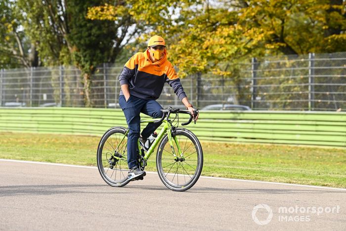 Lando Norris, McLaren,  recorre el circuito de Imola en bici