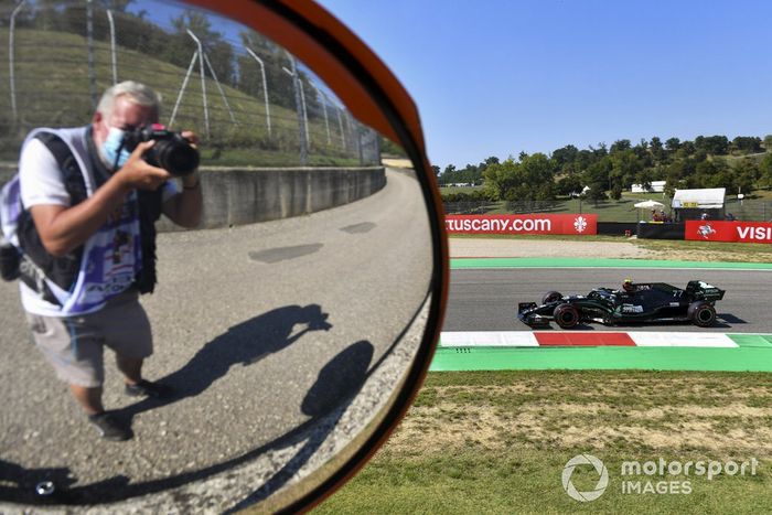 Valtteri Bottas, Mercedes F1 W11 y Mark Sutton, fotógrafo