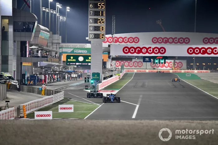 Fernando Alonso, Alpine A521, Lance Stroll, Aston Martin AMR21, fuera de boxes