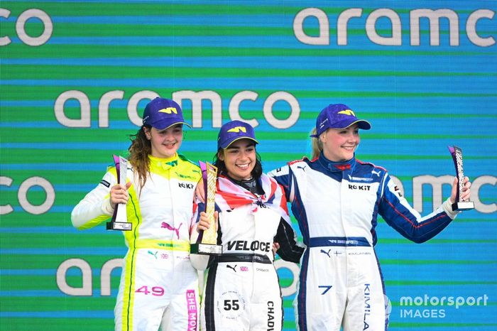Podio: ganadora de la carrera y campeona Jamie Chadwick celebra con Abbi Pulling y Emma Kimilainen