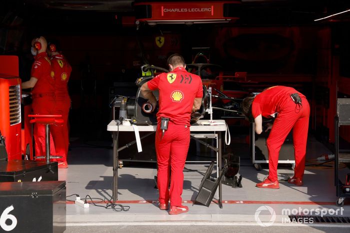 Mecánicos de Ferrari en el box