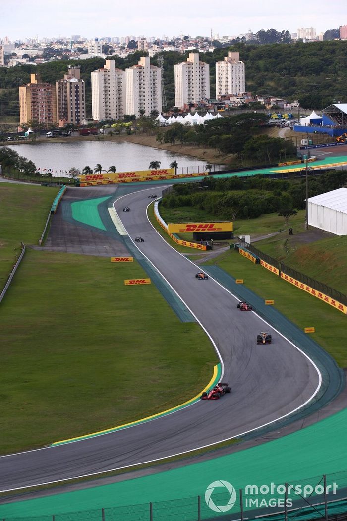 Carlos Sainz Jr, Ferrari SF21, Sergio Pérez, Red Bull Racing RB16B 
