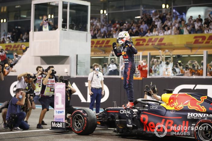 Max Verstappen, Red Bull Racing, 1ª posición, celebra su llegada al Parc Ferme