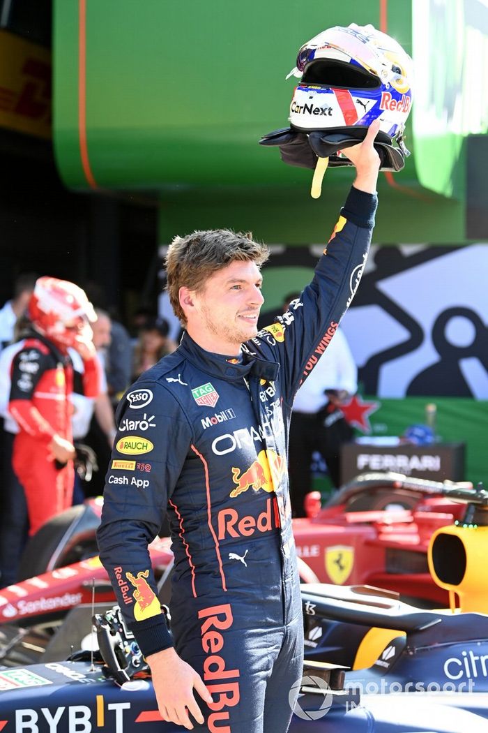 Ganador de la pole, Max Verstappen, de Red Bull Racing, celebra su llegada al Parc Ferme