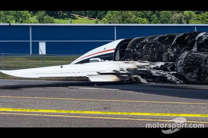 Ausgebranntes Unfallflugzeug von Dale Earnhardt Jr.