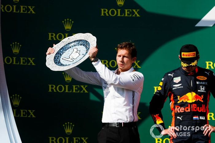 Matt Deane, Mecánico Jefe, Mercedes AMG, recibe el trofeo Constructores por Mercedes