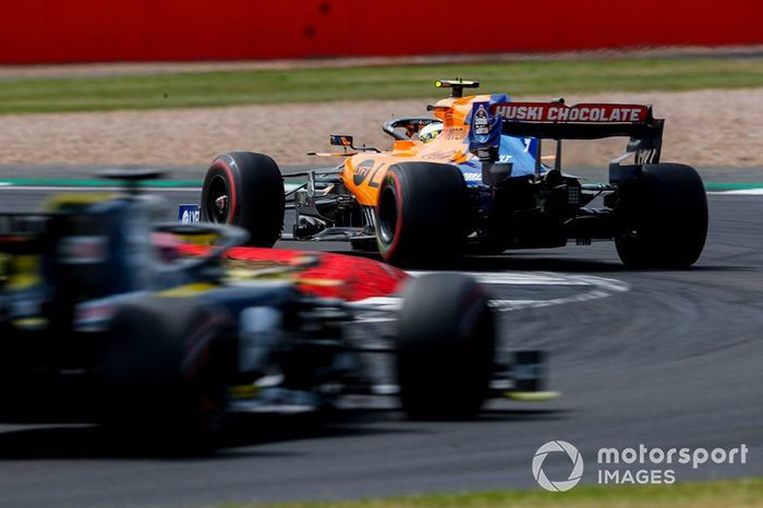 Lando Norris, McLaren MCL34, Daniel Ricciardo, Renault F1 Team R.S.19