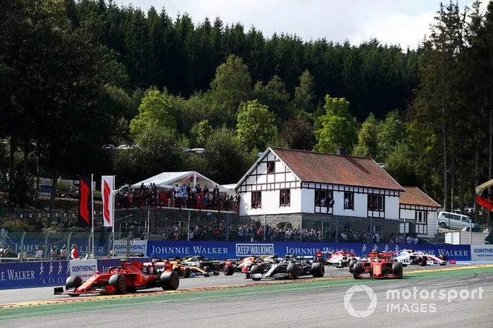 Charles Leclerc, Ferrari SF90, Sebastian Vettel, Ferrari SF90, Lewis Hamilton, Mercedes AMG F1 W10 and Valtteri Bottas, Mercedes AMG W10. Kimi Raikkonen, Alfa Romeo Racing C38 acaba de ser lanzado al aire por Max Verstappen, Red Bull Racing RB15