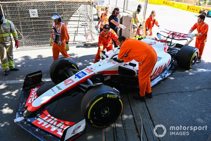 Los comisarios asisten a Mick Schumacher, Haas VF-22, tras una avería en la FP1