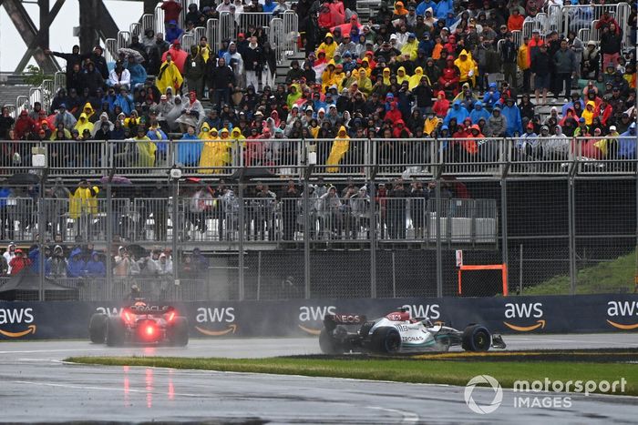 Max Verstappen, Red Bull Racing RB18, se recupera después de un trompo al pasar George Russell, Mercedes W13