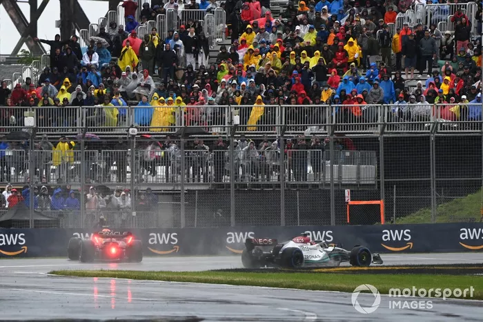 Max Verstappen, Red Bull Racing RB18, se recupera después de un trompo al pasar George Russell, Mercedes W13