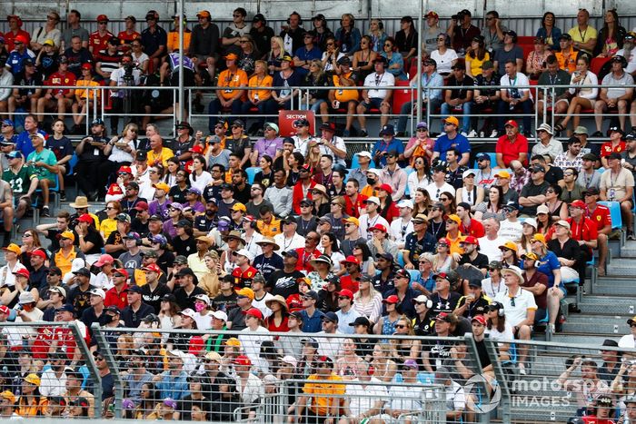 Los aficionados llenan las gradas