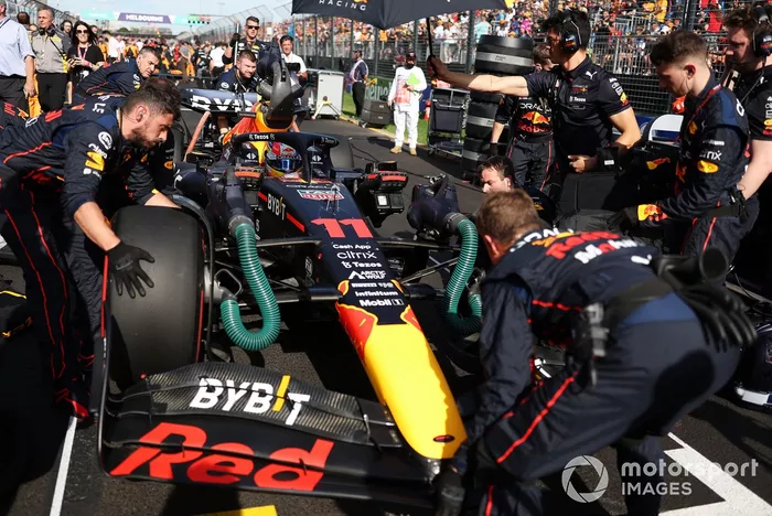 Mecánicos en la parrilla con Sergio Pérez, Red Bull Racing RB18