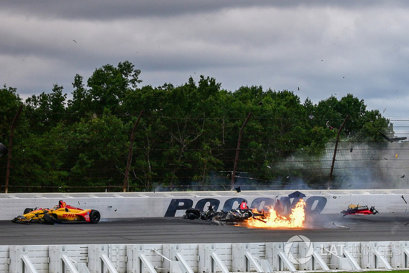 Robert Wickens, Schmidt Peterson Motorsports Honda, James Hinchcliffe, Schmidt Peterson Motorsports Honda, Ryan Hunter-Reay, Andretti Autosport Honda, Pietro Fittipaldi, Dale Coyne Racing Honda crash Todd Dziadosz