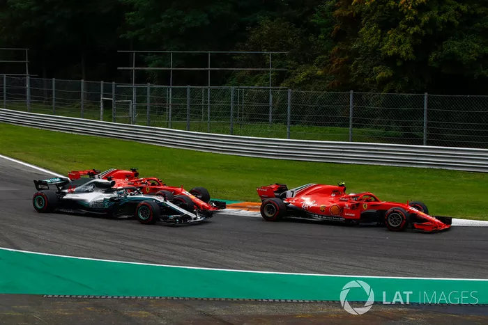 Sebastian Vettel, Ferrari SF71H y Lewis Hamilton, Mercedes AMG F1 W09 se tocan