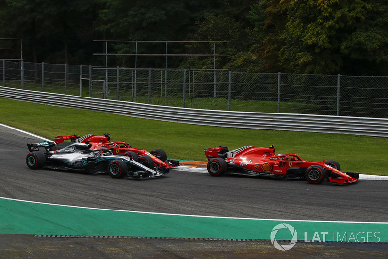 Sebastian Vettel, Ferrari SF71H y Lewis Hamilton, Mercedes AMG F1 W09 se tocan