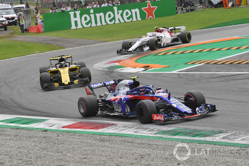 Pierre Gasly, Scuderia Toro Rosso STR13, Nico Hulkenberg, Renault Sport F1 Team R.S. 18 and Charles Leclerc, Sauber C37 battle