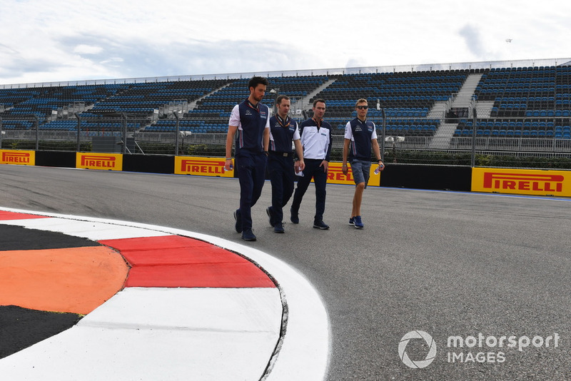 Sergey Sirotkin, Williams Racing parcourt la piste à pied