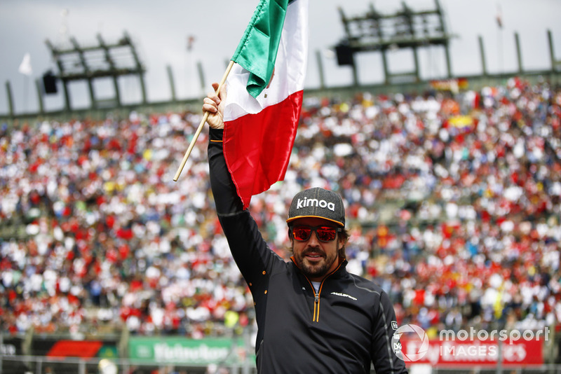 Fernando Alonso, McLaren, avec un drapeau mexicain lors de la parade des pilotes