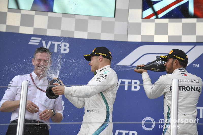 Podio:  James Allison, Director Técnico de Mercedes AMG F1, Valtteri Bottas, Mercedes AMG F1 y Lewis Hamilton, Mercedes AMG F1 celebran con el champáña