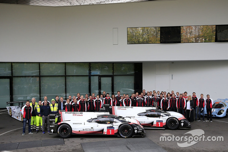 Photo de groupe avec la Porsche 919 Hybrid Evo
