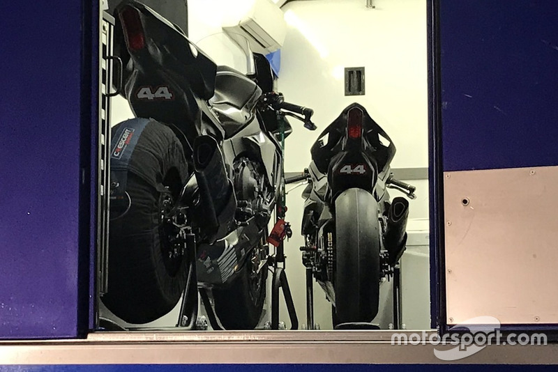 De Yamaha R1's van Lewis Hamilton