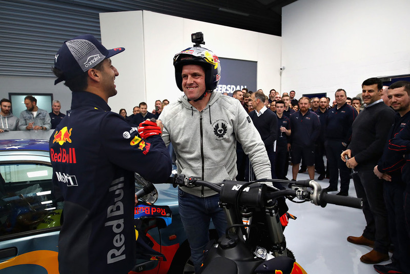 Daniel Ricciardo, Red Bull Racing, estrecha la mano con Dougie Lampkin