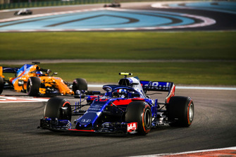 Pierre Gasly, Scuderia Toro Rosso STR13, en Fernando Alonso, McLaren MCL33