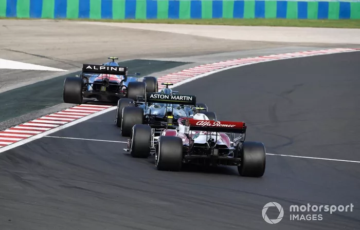 Esteban Ocon, Alpine A521, Sebastian Vettel, Aston Martin AMR21, y Antonio Giovinazzi, Alfa Romeo Racing C41.