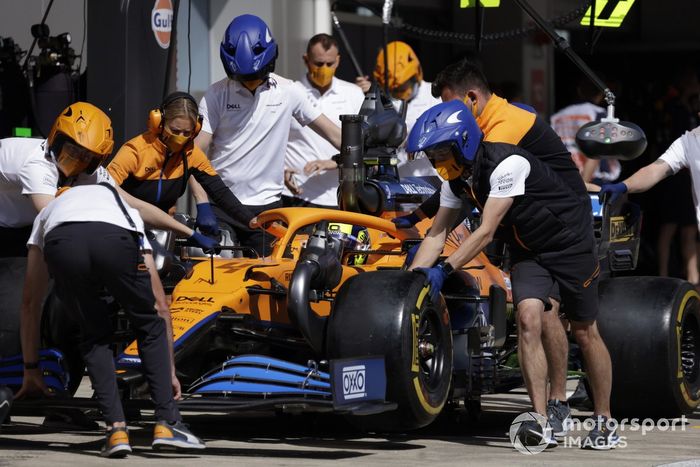 Lando Norris, McLaren MCL35M, en el pit lane