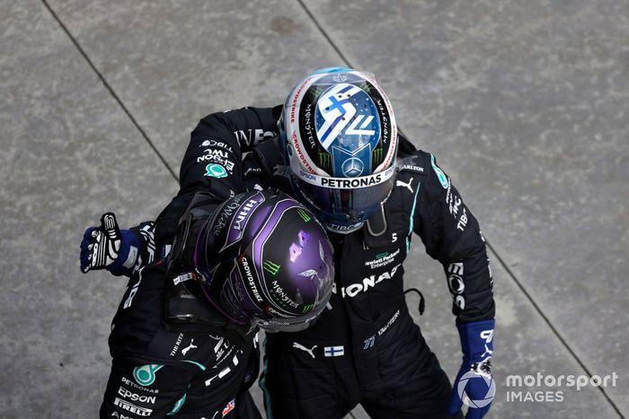Pole Position de Lewis Hamilton, de Mercedes, es felicitado por Valtteri Bottas, de Mercedes, en el Parc Ferme