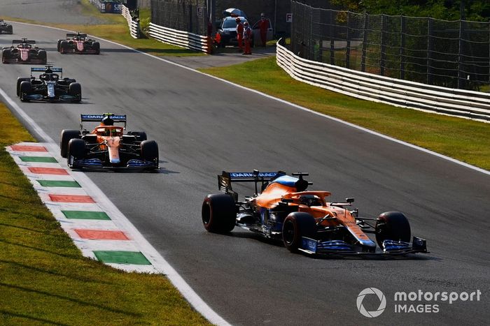 Daniel Ricciardo, McLaren MCL35M, Lando Norris, McLaren MCL35M, Lewis Hamilton, Mercedes W12