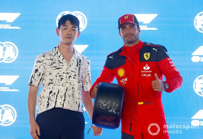Carlos Sainz, Scuderia Ferrari, recibe su premio Pirelli Pole Position de manos de Eric Nam