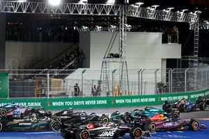 Fernando Alonso, Aston Martin AMR23, hace un trompo y colisiona con Valtteri Bottas, Alfa Romeo C43, mientras Sergio Pérez, Red Bull Racing RB19, Nico Hulkenberg, Haas VF-23, Lewis Hamilton, Mercedes F1 W14, intentan evitar el incidente.