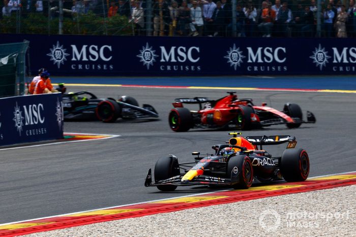 Sergio Pérez, Red Bull Racing RB19, Charles Leclerc, Ferrari SF-23, Lewis Hamilton, Mercedes F1 W14