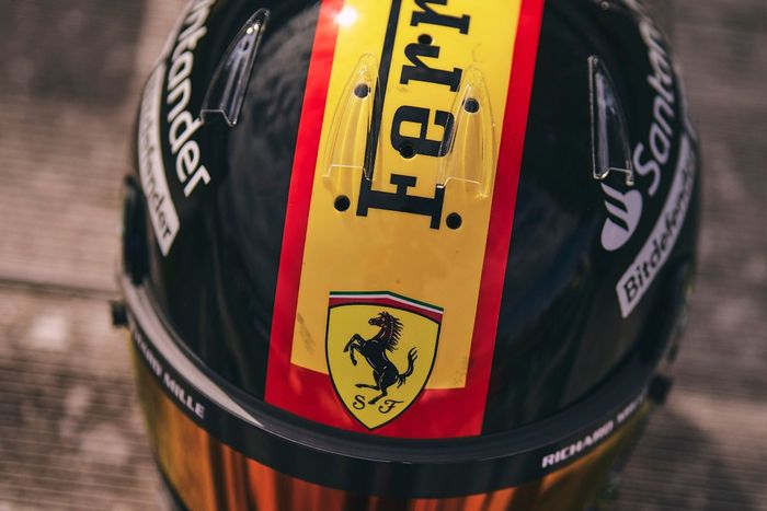 Casco de Carlos Sainz, Ferrari