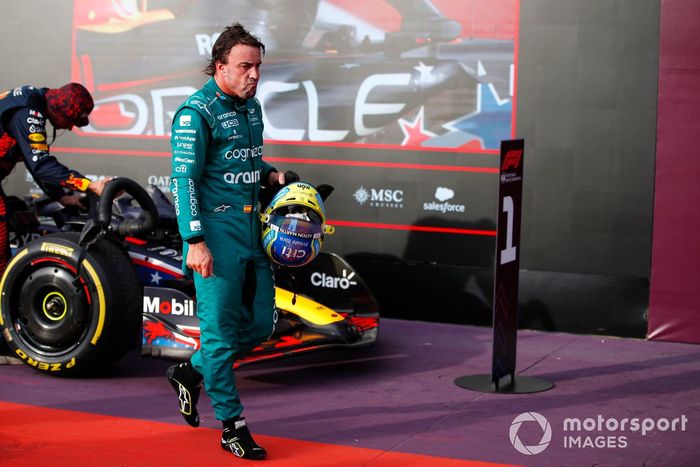 Fernando Alonso, Aston Martin F1 Team, en Parc Ferme tras la carrera Sprint