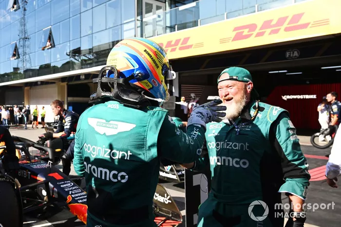 Fernando Alonso, Aston Martin F1 Team, 3ª posición, celebra con un compañero de equipo su llegada al Parc Ferme