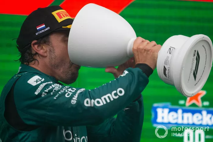 Fernando Alonso, Aston Martin F1 Team, 2ª posición, con su trofeo