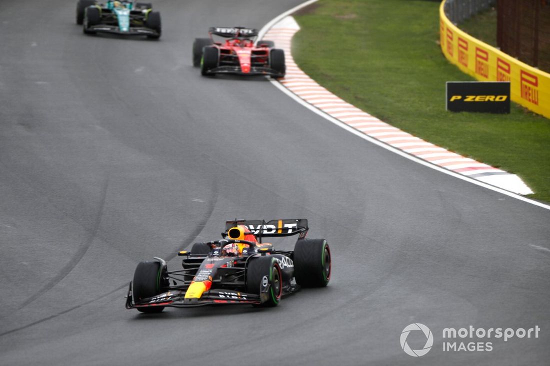 Max Verstappen, Red Bull Racing RB19, lidera Charles Leclerc, Ferrari SF-23, y Fernando Alonso, Aston Martin AMR23.