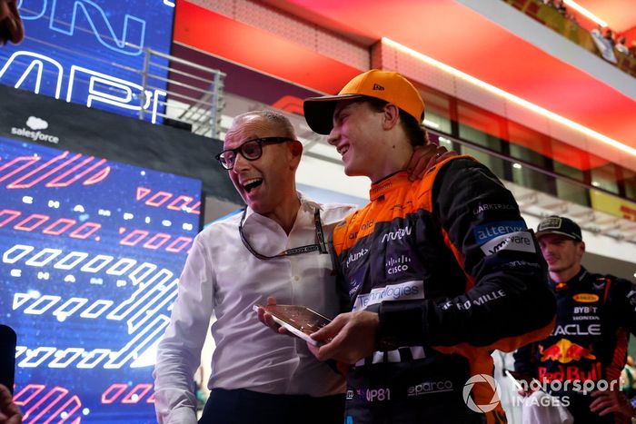 Stefano Domenicali, CEO, Fórmula 1, con Oscar Piastri, McLaren, 1ª posición, tras la carrera Sprint