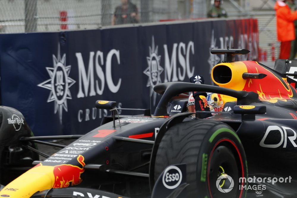 Max Verstappen, Red Bull Racing RB19, 1ª posición, llega a Parc Ferme